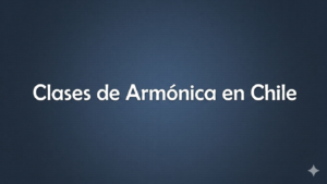 Una imagen con un fondo azul marino texturizado y degradado, que muestra el texto en español centrado "Clases de Armónica en Chile" en letra blanca sans-serif.