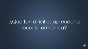 Una pregunta centrada en color blanco sobre un fondo azul con textura sutil que dice: "¿Que tan dificil es aprender a tocar la armónica?"