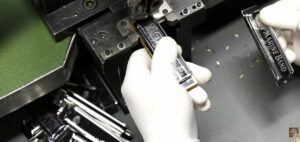 Artesano ensamblando una armónica HOHNER Marine Band en la fábrica de Alemania